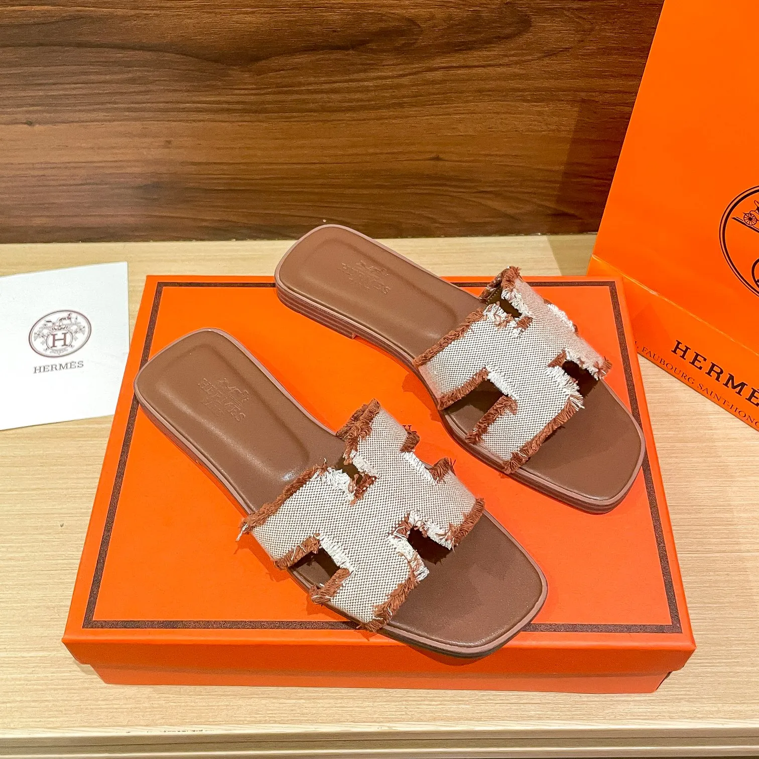 👟👟Ex-factory price 480👟👟 Hermes/Hermes new oran tassel slippers, eyelash slippers, classic slippers, exclusively customized dyed jacquard cotton fabric, woven in white and original colors! Purely hand-drawn raw edge craftsmanship creates a tassel effect. The lining and insole are made of imported soft lambskin and genuine leather outsole. Summer is here, and everyone has a pair, a must-have when going out! It doesn't rub your feet at all and is super comfortable on your feet. black pink green brown size: 35-41